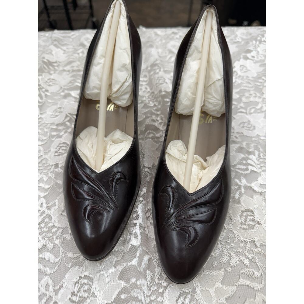 Vtg 80s New Read SALVATORE FERRAGAMO Embossed Classic Heels Pumps 7.5B Italy
